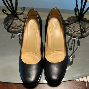 Ladies dress shoes. Excellent condition!